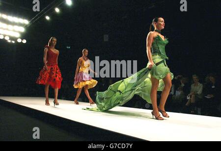 Tara Palmer Tomkinson, présente une jupe et un corsage « cantonais Spring Onion » pour le compte de Walters crops lors de la semaine de la mode de Londres Printemps/été 2005 par le designer Tristan Webber, qui s'est tenu à la tente du BCF à la place du Duc de York à Chelsea, Londres. Banque D'Images