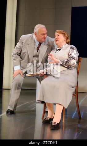 Acteurs Roy Hudd sous le nom d'Edward McKeever et Patricia Routledge sous le nom de Laura Partridge, lors d'une séance photo pour la nouvelle production de la comédie « Solid Gold Cadillac » des années 1950 au Garrick Theatre sur Charing Cross Road, dans le centre de Londres. Banque D'Images