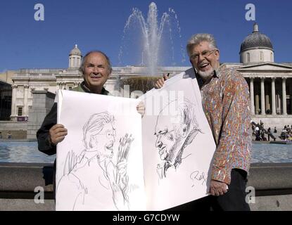 Les artistes Rolf Harris (à droite) et Quentin Blake se posent avec des portraits les uns des autres lors d'un photocall pour lancer la plus grande fête d'art libre au monde, Art on the Square: Rejoignez The Party, à Trafalgar Square, dans le centre de Londres.La fête qui a lieu le dimanche 26 septembre à Trafalgar Square marque le lancement national du Big Draw 2004, le plus grand événement d'art libre du Royaume-Uni. Banque D'Images