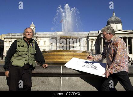 L'artiste Rolf Harris (à droite) dessine un portrait de l'artiste Quentin Blake pendant un photocall pour lancer la plus grande fête d'art libre au monde, Art on the Square: Rejoignez le parti, à Trafalgar Square, dans le centre de Londres. La fête qui a lieu le dimanche 26 septembre à Trafalgar Square marque le lancement national du Big Draw 2004, le plus grand événement d'art libre du Royaume-Uni. Banque D'Images