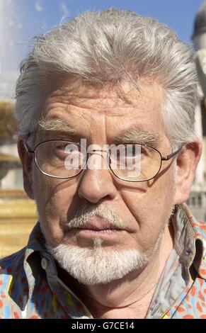 L'artiste Rolf Harris lors d'un photocall pour lancer la plus grande partie d'art libre au monde, Art on the Square: Rejoignez The Party, à Trafalgar Square, dans le centre de Londres. La fête qui a lieu le dimanche 26 septembre à Trafalgar Square marque le lancement national du Big Draw 2004, le plus grand événement d'art libre du Royaume-Uni. Banque D'Images