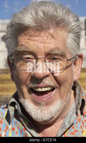 L'artiste Rolf Harris lors d'un photocall pour lancer la plus grande partie d'art libre au monde, Art on the Square: Rejoignez The Party, à Trafalgar Square, dans le centre de Londres. La fête qui a lieu le dimanche 26 septembre à Trafalgar Square marque le lancement national du Big Draw 2004, le plus grand événement d'art libre du Royaume-Uni. Banque D'Images