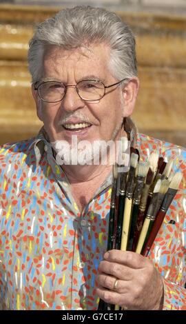 L'artiste Rolf Harris lors d'un photocall pour lancer la plus grande partie d'art libre au monde, Art on the Square: Rejoignez The Party, à Trafalgar Square, dans le centre de Londres. La fête qui a lieu le dimanche 26 septembre à Trafalgar Square marque le lancement national du Big Draw 2004, le plus grand événement d'art libre du Royaume-Uni. Banque D'Images