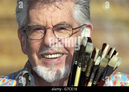 L'artiste Rolf Harris lors d'un photocall pour lancer la plus grande partie d'art libre au monde, Art on the Square: Rejoignez The Party, à Trafalgar Square, dans le centre de Londres. La fête qui a lieu le dimanche 26 septembre à Trafalgar Square marque le lancement national du Big Draw 2004, le plus grand événement d'art libre du Royaume-Uni. Banque D'Images