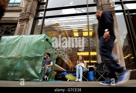 Trois personnes (deux à l'intérieur de la tente) attendent à l'extérieur de l'Apple Store de Regent Street pour que le nouvel iPhone soit en vente ce vendredi prochain, les utilisateurs d'Apple dédiés sont arrivés dimanche pour installer leur camp sur le trottoir du centre de Londres. Banque D'Images