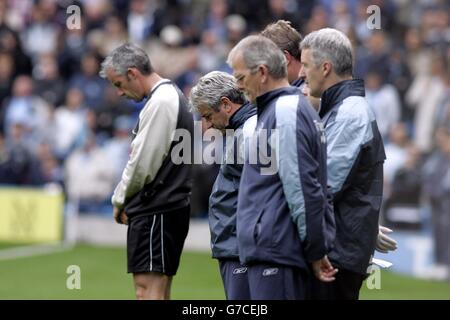 Le directeur de Manchester City Kevin Keegan et son personnel d'entraînement Observez le silence de la minute à l'égard de Brian Clough Banque D'Images