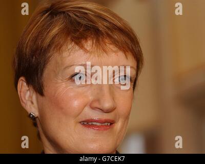 Tessa Jowell, secrétaire à la Culture, interviewé par la télévision avant le discours d'aujourd'hui du Premier ministre britannique Tony Blair à la Conférence du Parti travailliste à Brighton, dans l'est du Sussex Banque D'Images