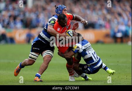 Leicester Tigers Vereniki Goneva est affrontée par Leroy Houston et Kyle Eastmond de Bath lors du match Aviva Premiership au terrain de loisirs de Bath. Banque D'Images