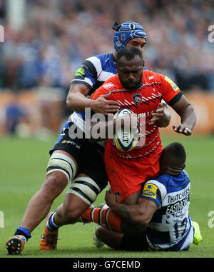 Leicester Tigers Vereniki Goneva est affrontée par Leroy Houston et Kyle Eastmond de Bath lors du match Aviva Premiership au terrain de loisirs de Bath. Banque D'Images