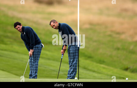 Rory McIlroy en Europe (à gauche) et Sergio Garcia lors d'une séance d'entraînement au parcours de golf Gleneagles, dans le Perthshire. Banque D'Images