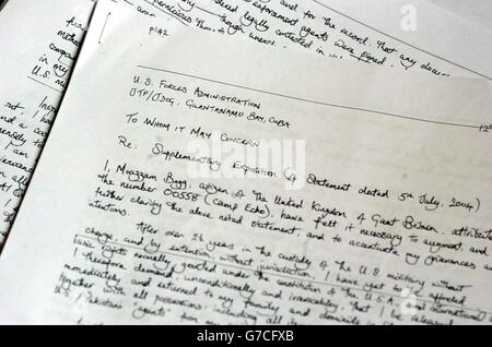 Une photocopie de la lettre du détenu britannique de la baie de Guantanamo Moazzam Begg adressée à « à qui il peut s'inquiéter », Et qui a été reçu par ses avocats et transmis entre autres au Premier ministre Tony Blair, révélé lors d'une conférence de presse dans le centre de Londres exigeant que les preuves détaillées de la torture de M. Begg soient déclassifiées et rendues publiques. M. Begg a été chahuté de force du Pakistan en Afghanistan par des agents américains le 31 janvier 2002, puis a déménagé plus tard dans la baie de Guantanamo à Cuba. La lettre de M. Begg détaille sa situation effroyable et apporte la preuve de deux meurtres commis par les États-Unis Banque D'Images