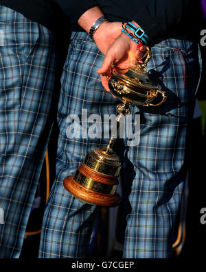 Le capitaine de l'Europe Paul McGinley détient le Ryder Cup Trophée pendant la séance photo de l'équipe au Gleneagles Golf course, Perthshire. Banque D'Images