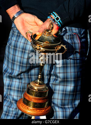 Golf - 40ème Ryder Cup - entraînement le jour 1 - Gleneagles.Le capitaine de l'Europe Paul McGinley détient le Ryder Cup Trophée pendant la séance photo de l'équipe au Gleneagles Golf course, Perthshire. Banque D'Images