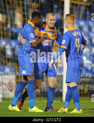 James Collins (au centre) de Shrewsbury Town célèbre avec Jean-Louis Akpa Akpro (à gauche) et Ryan Woods (à droite) après avoir marqué le but d'ouverture du match lors du match de la troisième manche de la coupe Capital One à Greenhous Meadow, Shrewsbury. Banque D'Images