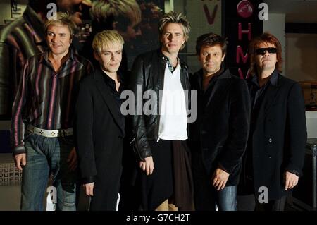 (Photo de gauche à droite) Simon le bon, Nick Rhodes, John Taylor, Roger Taylor et Andy Taylor du groupe pop Duran Duran Duran lors d'une présentation en magasin à HMV Oxford Street dans le centre de Londres, pour signer des copies de leur dernier single « (Reach Up for the) Sunrise » Banque D'Images