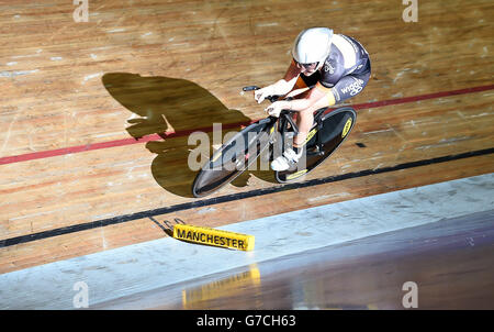 Agitez Laura Trott de Honda en action pendant la course féminine de 500 m Time, au cours du deuxième jour des championnats nationaux de cyclisme britannique au National Cycling Centre, à Manchester. Banque D'Images