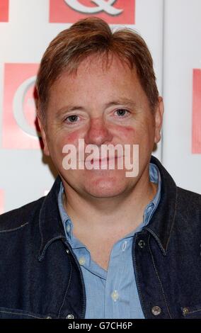 Bernard Sumner de New Order arrive pour le 15e Q Awards annuel à Grosvenor House dans Park Lane à Londres. Jonathan Ross est l'hôte des prix du magazine musical en hommage au meilleur de l'industrie. Banque D'Images