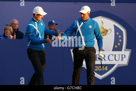 Henrik Stenson (à droite) en Europe et Justin Rose sur le premier tee pendant le premier jour de la 40ème Ryder Cup au Gleneagles Golf course, Perthshire. Banque D'Images