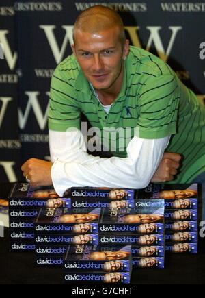 David Beckham signe des copies de son livre My Side at Waterstones à Manchester. Le capitaine d'Angleterre se joint au reste de l'équipe d'Angleterre pour s'entraîner cet après-midi. Banque D'Images