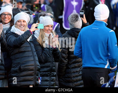 Kate Rose (à droite) et Emma Stenson applaudissent leurs partenaires européens Justin Rose (à droite) et Henrik Stenson (non illustré) lors des matchs de Fourball le premier jour de la 40e Ryder Cup au Gleneagles Golf course, Perthshire. Banque D'Images