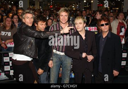 (Photo de gauche à droite) John Taylor, Roger Taylor, Simon le bon, Nick Rhodes et Andy Taylor du groupe pop Duran Duran Duran lors d'une apparition en magasin à HMV Oxford Street dans le centre de Londres, pour rencontrer les fans et signer des copies de leur dernier single « (Reach Up for the) Sunrise ». Banque D'Images