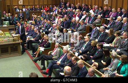 Le chef du travail, Ed Miliband, qui parle d'une action militaire contre L'EST à la Chambre des communes, à Londres. Banque D'Images