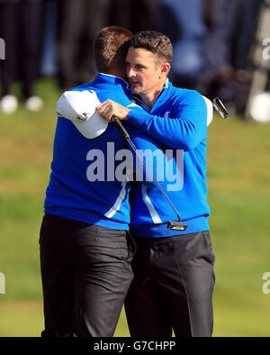 Justin Rose (à droite) et Henrik Stenson, d'Europe, célèbrent le passage à Bubba Watson et Webb Simpson aux États-Unis lors des matchs de Fourball le premier jour de la 40ème Ryder Cup au Gleneagles Golf course, dans le Perthshire. Banque D'Images