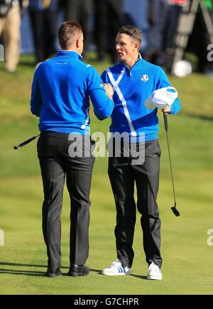 Justin Rose (à droite) et Henrik Stenson, d'Europe, célèbrent le passage à Bubba Watson et Webb Simpson aux États-Unis lors des matchs de Fourball le premier jour de la 40ème Ryder Cup au Gleneagles Golf course, dans le Perthshire. Banque D'Images