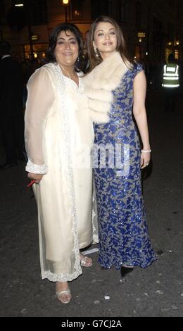 La star du film Aishwarya Rai (à droite) et le réalisateur Gurinder Chadha arrivent pour la première mondiale de Bride & préjugés au London Palladium dans le centre de Londres. Banque D'Images