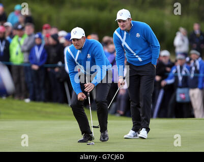 Justin Rose (à droite) et Henrik Stenson d'Europe pendant les foursomes le premier jour de la 40ème Ryder Cup au Gleneagles Golf course, Perthshire. Banque D'Images