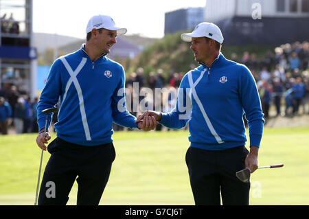 Justin Rose (à gauche) et Henrik Stenson d'Europe pendant les foursomes le premier jour de la 40ème Ryder Cup au Gleneagles Golf course, Perthshire. Banque D'Images