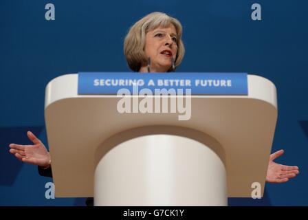 La secrétaire d'État Theresa May lors de son discours aux délégués à la conférence annuelle du Parti conservateur au Centre international des congrès de Birmingham. Banque D'Images