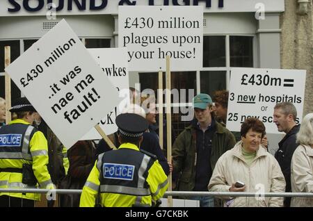 Les manifestants montrent leur mécontentement à l'extérieur du nouveau Parlement écossais à Holyrood, Édimbourg, le jour de son ouverture officielle. Banque D'Images