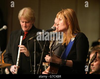 Eddi Reader se produit dans la salle de débat du nouveau Parlement écossais à Holyrood, Édimbourg, au cours d'une cérémonie marquant son ouverture officielle. Banque D'Images