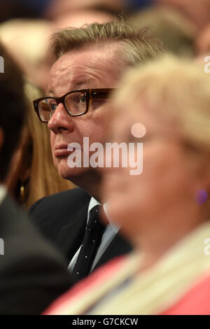 Le whip en chef des communes Michael Gove écoute le secrétaire d'État à l'éducation Nicky Morgan lors de la conférence annuelle 2014 du Parti conservateur à la CPI à Birmingham. Banque D'Images