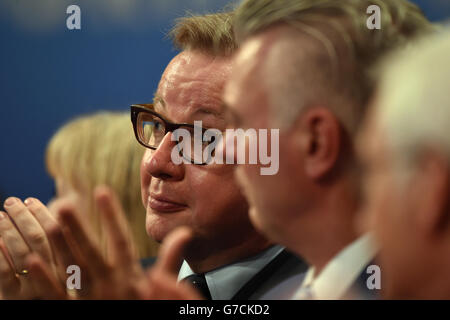 Le whip en chef des communes Michael Gove écoute le secrétaire d'État à l'éducation Nicky Morgan lors de la conférence annuelle 2014 du Parti conservateur à la CPI à Birmingham. Banque D'Images