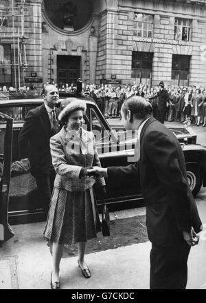 La reine Elizabeth II est accueillie par Sir Max Aitken, directeur et président de Beaverbrook Newspapers Limited, à son arrivée au bâtiment Daily Express. En arrière-plan se trouve le bâtiment de l'Association de presse/Reuters. Banque D'Images