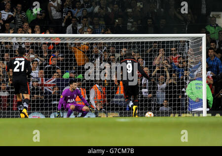 Demba Ba de Besiktas a fait une pénalité lors du match de l'UEFA Europa League à White Hart Lane, Londres. Banque D'Images