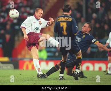 Football - Coca Cola Cup - quatrième tour - première étape - Wimbledon / Aston Villa.Mark Draper, Aston Villa (à gauche) a bloqué son tir par Vinnie Jones de Wimbledon (à droite) Banque D'Images