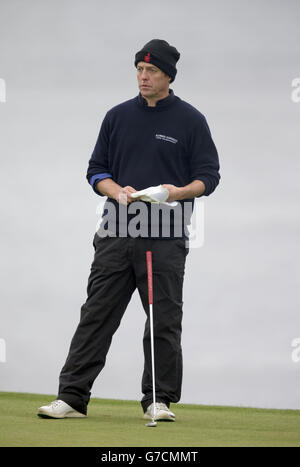 Hugh Grant sur le 15ème green pendant la deuxième partie du championnat Alfred Dunhill Links au parcours de golf de Kingsbarns. Banque D'Images