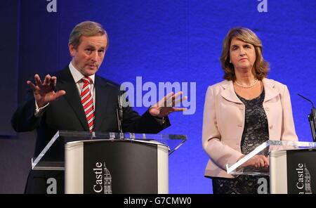 Taoiseach Enda Kenny et Tanaiste Joan Burton, prenant la parole lors d'une conférence de presse après une réunion du Conseil ministériel Nord-Sud au château de Dublin, en Irlande. Banque D'Images