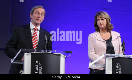 Taoiseach Enda Kenny et Tanaiste Joan Burton, prenant la parole lors d'une conférence de presse après une réunion du Conseil ministériel Nord-Sud au château de Dublin, en Irlande. Banque D'Images