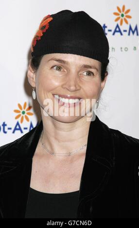 L'actrice Julia Ormond arrive pour le 4e Gala annuel des prestations pour adopter-A-Minefield à l'hôtel Century Plaza à Los Angeles, en Californie Banque D'Images