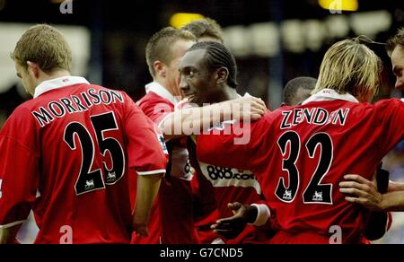 Jimmy Floyd Hasselbaink de Middlesbrough (au centre) célèbre avec des coéquipiers après avoir obtenu son troisième but contre Blackburn Rovers lors de leur match Barclays Premiership à Ewood Park, Blackburn, le samedi 16 octobre 2004. Banque D'Images