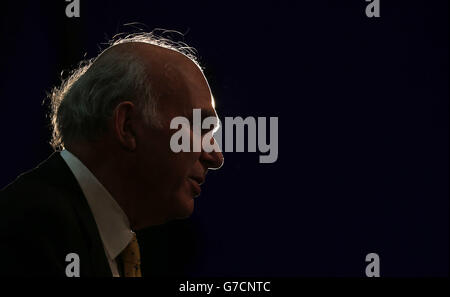 Le secrétaire d'entreprise Vince Cable s'adresse aux délégués pendant la troisième journée de la conférence d'automne des libéraux-démocrates à l'Auditorium Clyde de Glasgow, en Écosse. Banque D'Images