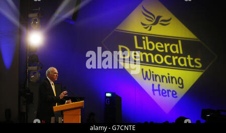 Le secrétaire d'entreprise Vince Cable s'adresse aux délégués pendant la troisième journée de la conférence d'automne des libéraux-démocrates à l'Auditorium Clyde de Glasgow, en Écosse. Banque D'Images