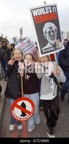 De jeunes manifestants anti-guerre marchent sur le pont de Westminster, Londres. La manifestation a vu d'énormes foules descendre dans la rue pour tenter de mettre fin au conflit en Irak après que Paul Bigley, le frère de l'otage assassiné Ken Bigley, ait déclaré en faveur de ce qui suit : « plus les gens font entendre leur voix, plus nous serons en sécurité. » Banque D'Images