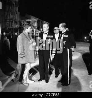 Après le dîner annuel de la Kinematograph Rentres' Society aux Pinewood Studios, le duc d'Édimbourg et d'autres invités distingués ont visité la reconstruction de la ville d'Alexandrie pour la production de Fox du 20e siècle de Walter Wanger de 'Cleopatra'. Le duc et Earl Mountbatten de Birmanie,Les deux en uniforme comme Admirals de la flotte, sont vus parler sur le plateau à Stephen Boyd, qui joue Mare Anthony en face d'Elizabeth Taylor, deuxième de droite est M. Spyros Skouras, président du 20ème siècle- Fox. Banque D'Images