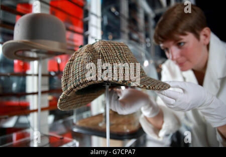 Le conservateur Melina Plottu prépare un chapeau de désosseur en tweed avant l'ouverture de l'exposition Sherlock Holmes, qui s'ouvre au public le vendredi 17 octobre, au Musée de Londres. Banque D'Images