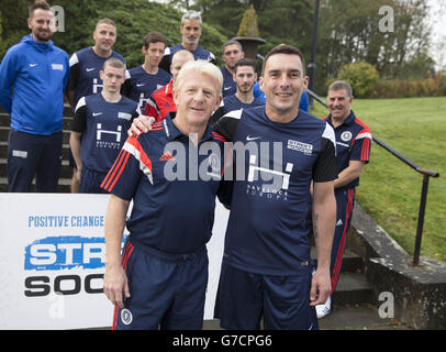 Gordon Strachan, directeur écossais, s'associe à l'équipe de la coupe du monde des sans-abri en Écosse, avant de se rendre en finale au chili avec le local de Fraserburgh Toby McKillop lors d'un appel photo au Mar Hall Hotel, Bishopton. Date de la photo: Jeudi 9 octobre 2014. Voir PA Story FOOTBALL Scotland. Le crédit photo devrait se lire : Jeff Holmes/PA Wire. Banque D'Images